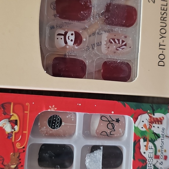 Nail Set with Christmas Design - Picture 2 of 3